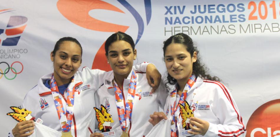Thanya Rodríguez y Jasha Rodríguez ganadoras de medalla de oro en la modalidad de kata femenino y Jennifer Hiraldo, quien obtuvo distinción de bronce.