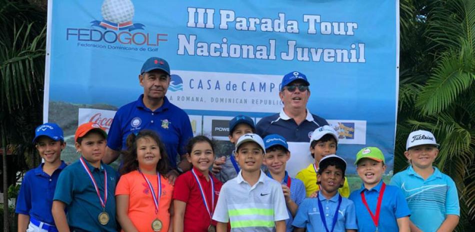 Directivos del Comité Nacional Juvenil de Fedogolf junto a los atletas
en la premiación de la tercera parada del Tour Nacional Juvenil.
