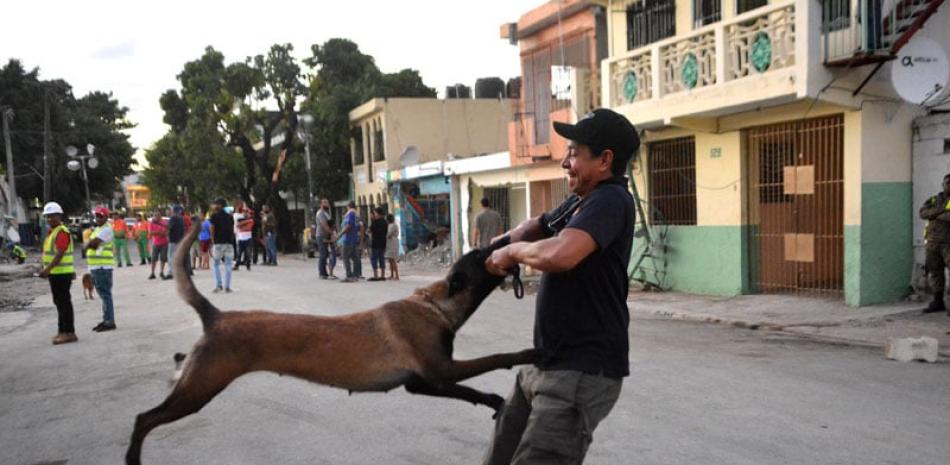 Trabajo. Ramón Molina, en 2012, con su perro Shock, que murió en una misión y rescató a un estudiante de medio ambiente que se perdió en el Pico Duarte. Ahora entrena a Candela, en rastreo de personas.