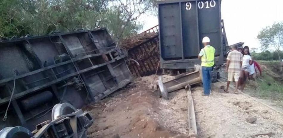 Restos. Parte de los vagones de la locomotora del Central Romana descarrilada ayer, con un saldo de dos muertos.