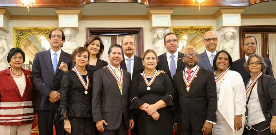 Acto. Danilo Medina entregó el “Premio a la Excelencia Magisterial Ercilia Pepín” a 4 docentes meritorios y a dos centros educativos.