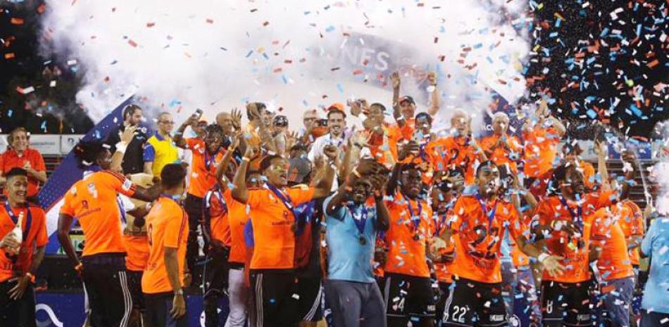 El Cibao FC festeja su primer título de la Liga Dominicana de Fútbol al superar al Atlético San Francisco.