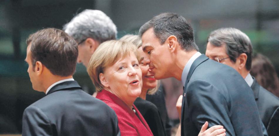 Saludo. El presidente español, Pedro Sánchez, saluda a la canciller alemana, Angela Merkel, a su llegada la reunión de líderes de la UE.