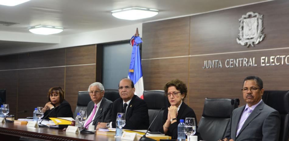 Reunión. El pleno de la Junta Central Electoral, que aprobó el reglamento para aplicación de la Ley 33- 18, fue encabezado por su presidente Julio César Castaños Guzmán