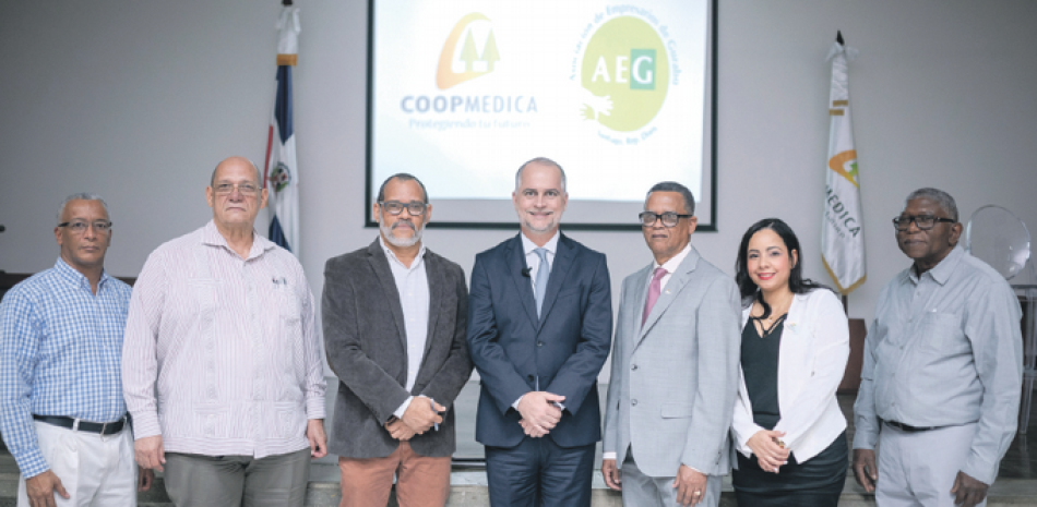 Equipo. Directivos y ejecutivos de Coopmedica, junto a Alejandro Fernández W.