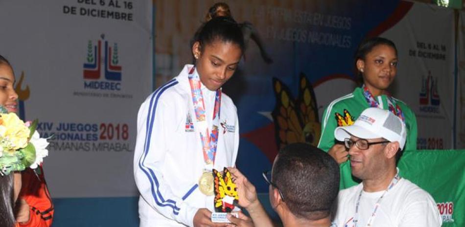 La tenimesista Yasiri Ortiz, de la zona de Europa, es premiada, luego de anexarse la medalla de oro en tenis de mesa femenino.