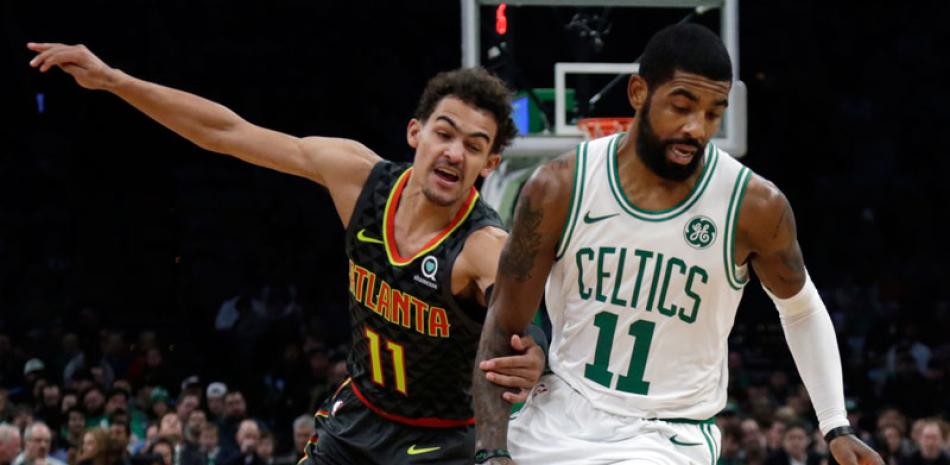 El armador de los Celtics de Boston, Kyrie Irving, deja atrás a Trae Young, de los Hawks de Atlanta, en el primer cuarto del juego de la NBA anoche en la que fue la octava victoria seguida para los bostonianos.