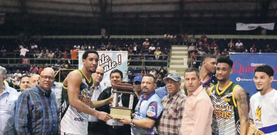 Juan Guerrero, del Parque Hostos, recibe el trofeo que lo acredita como Jugador Más Valioso de la serie regular del torneo de baloncesto superior de La Vega.