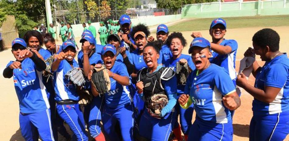 Jugadoras de la región Sur celebran eufóricas el título de campeonas invictas del torneo de softbol femenino de los XIV Juegos Deportivos Nacionales Hermanas Mirabal.