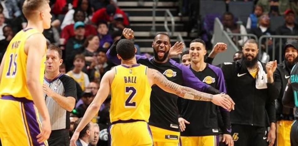 LeBron James y Lonzo Ball lograron un triple doble cada uno en el partido del sábado ante los Hornets de Charlotte.