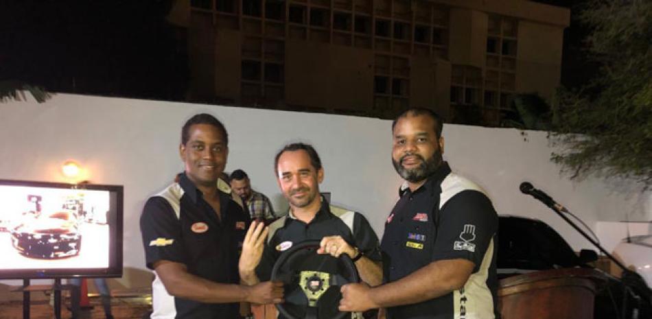 Adrián Franjul (derecha) recibe el volante de dirección del club que lo consagra como Presidente de la mano de Ismel Sierra, Presidente saliente (izquierda) y Luis García, fundador (centro).
