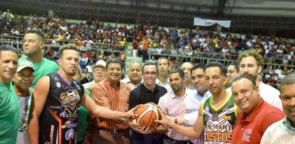 El ministro de Educación, Andrés Navarro, realiza el saque de honor en el quinto partido de la final del baloncesto superior de La Vega junto al senador Euclides Sánchez, el alcalde Kelvin Cruz y Santos De Olio Rivas, presidente de Asobave.