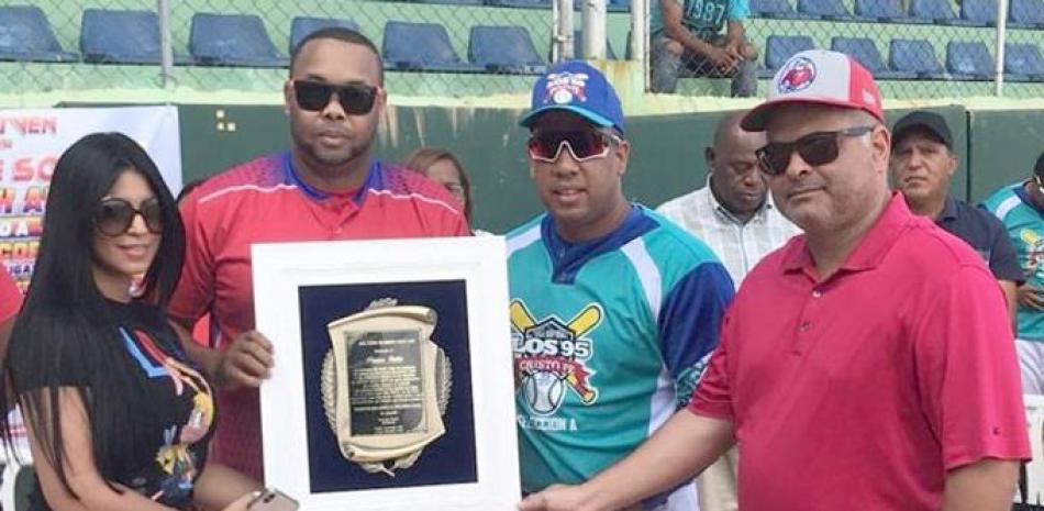 El ex lanzador de Grandes Ligas Francisco Cordero, 2do desde la izquierda, recibe una placa de reconocimiento en inauguración del torneo.
