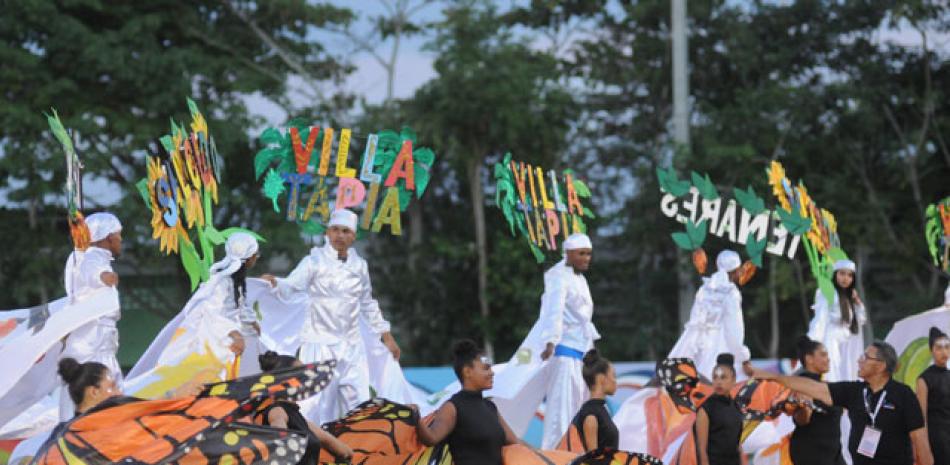 El desfile de clausura de los XIV Juegos Deportivos Nacionales Hermanas Mirabal, estuvo lleno de colorido. El evento reunió a casi cuatro mil deportistas de todo el país y otros dominicanos residentes en el extranjero.