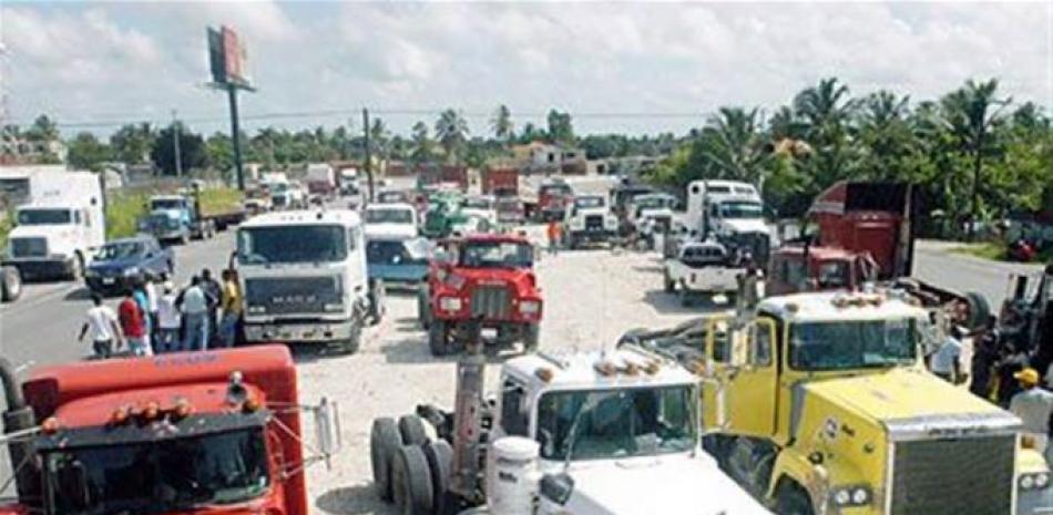 El presidente de la Federación Nacional de Transporte Dominicano (Fenatrado) anunció la paralización de labores de los camiones volteo que trabajan en obras del Estado, debido a incumplimiento de pagos por parte del Gobierno.