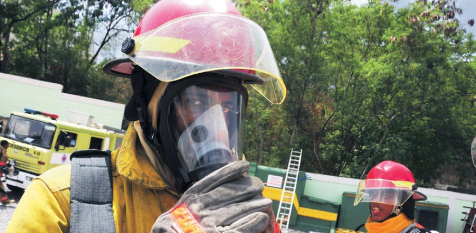 Entrega. En cada operativo los miembros del cuerpo de bomberos lo dan todo para salvar vidas y bienes. ADRIANO ROSARIO/LISTÍN DIARIO