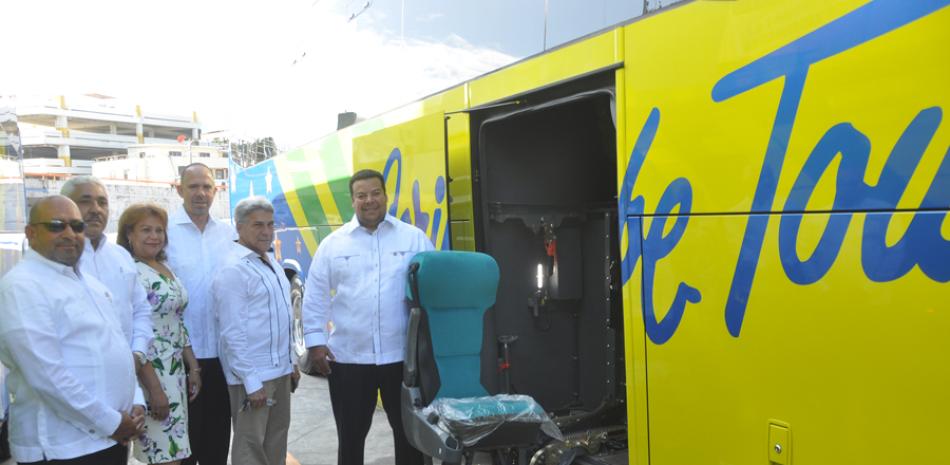 Modernos. Los ejecutivos de Caribe Tours mostraron el confort de los nuevos autobuses que están introduciendo para su servicio.  ADRIANO ROSARIO/LISTÍN DIARIO