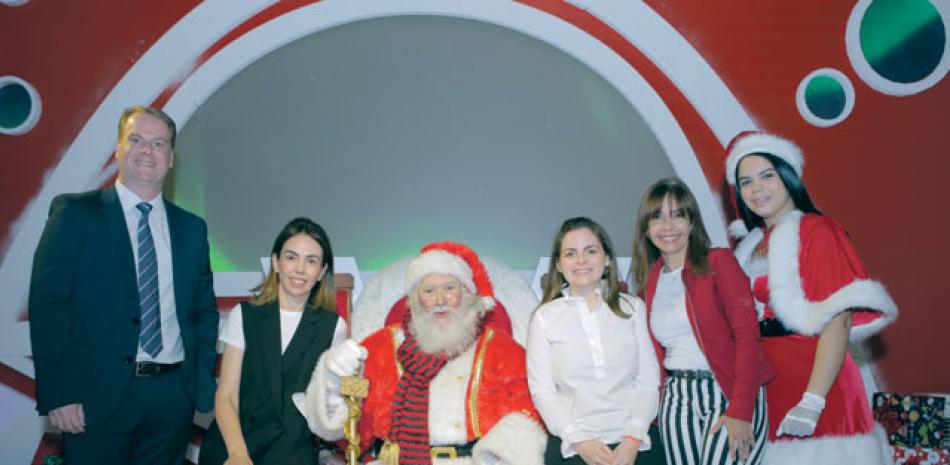 Javier Peña, Isabel González Cuadra, Ana Carrera y Flor Bencosme junto a los personajes de la Navidad.