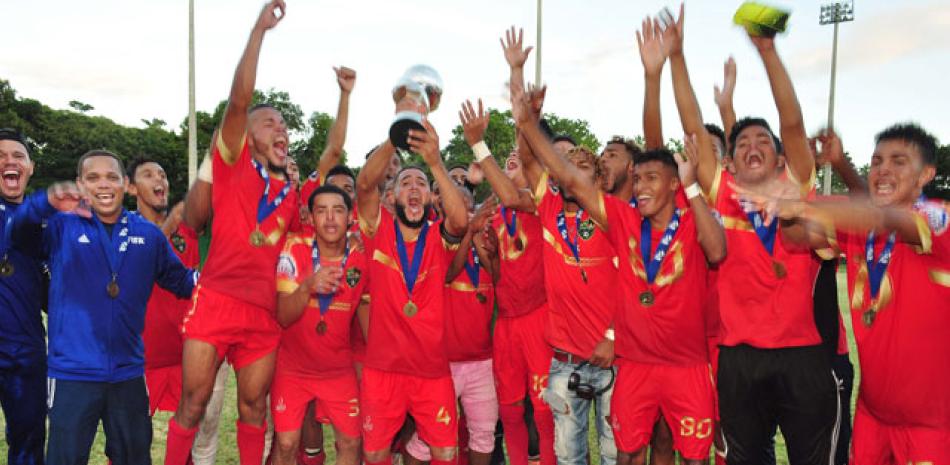 Ganador. El seleccionado de Jarabacoa FC festeja el título de campeón del torneo 2018 de la Serie B de la LDF.