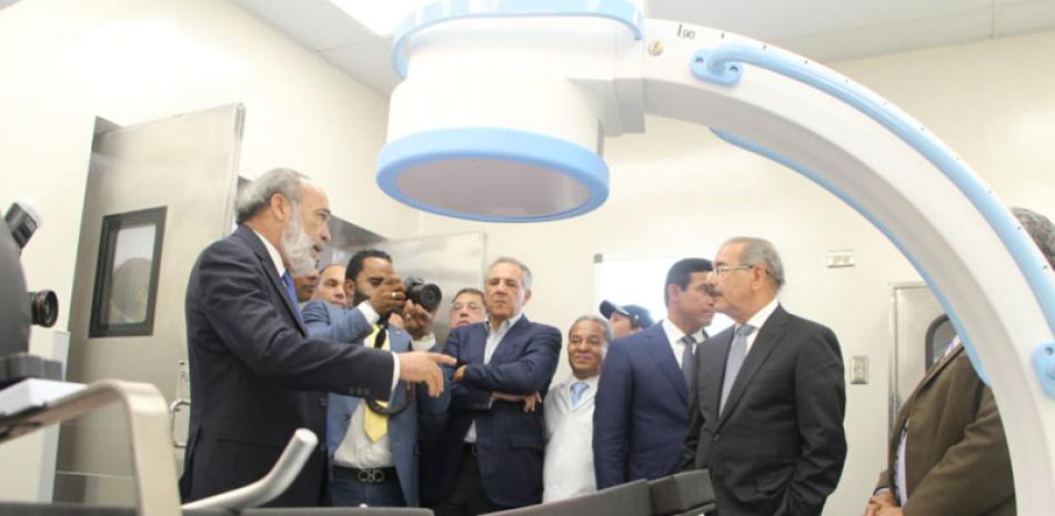 Detalles. El ingeniero Francisco Pagán explica al presidente Medina el sistema operativo de un equipo médico del hospital.