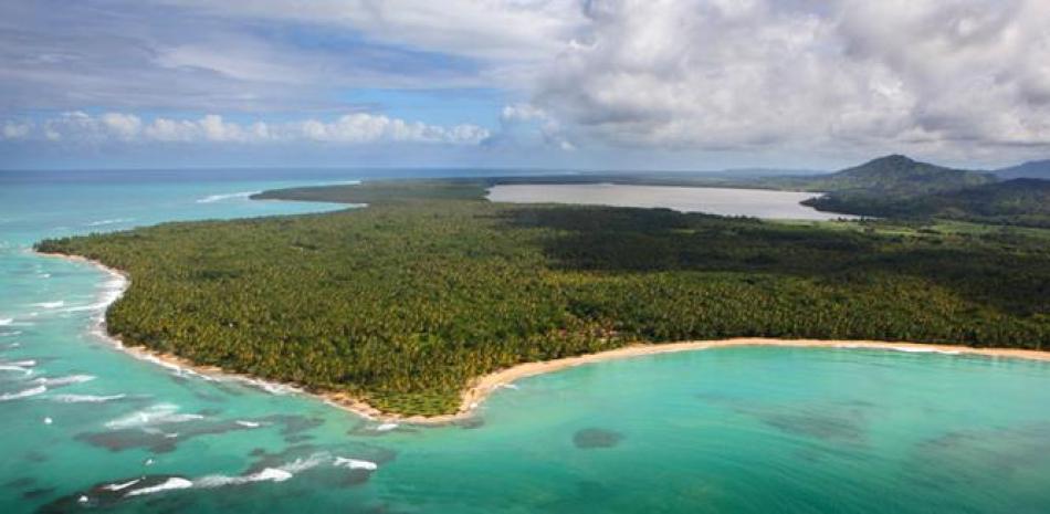 Turismo sostenible. La impresionante ubicación de Tropicalia en la costa sur de la Bahía de Samaná en República Dominicana.