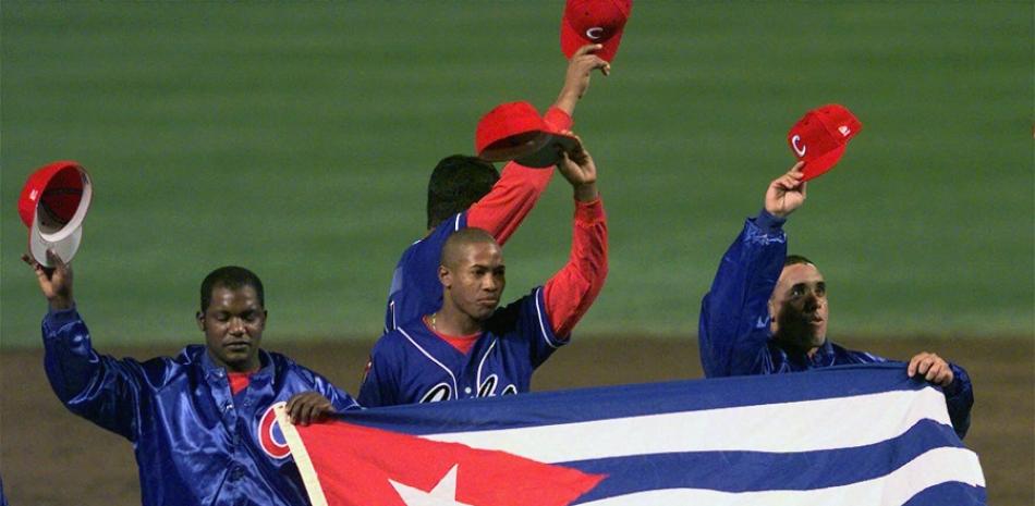 Archivo: Integrantes de la selección cubana saludan a la concurrencia en el estadio de los Orioles de Baltimore, el Camden Yards, cuando celebraron una serie amistosa en el año 1999.