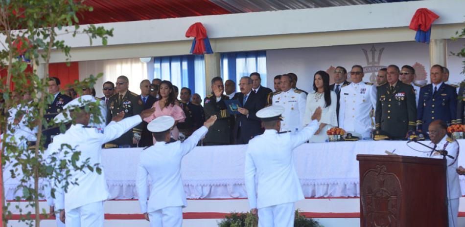 Acto. El presidente Danilo Medina encabezó la graduación de la promoción de Caballeros de Guardiamarinas de la Armada.