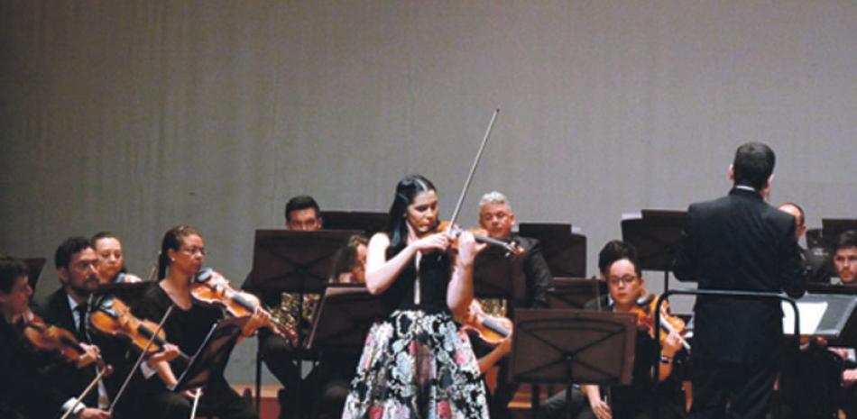 Violinista. Aisha Syed cuando tocaba en Bogotá junto a la orquesta sinfónica colombiana.