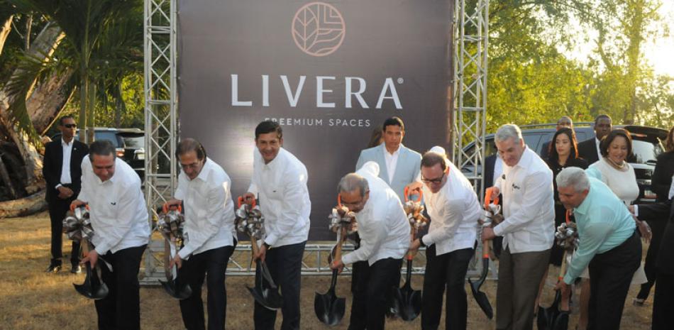 l presidente Danilo Medina, acompañado de directivos del Grupo Estrella, dio el primer palazo simbólico para dejar iniciada la obra.