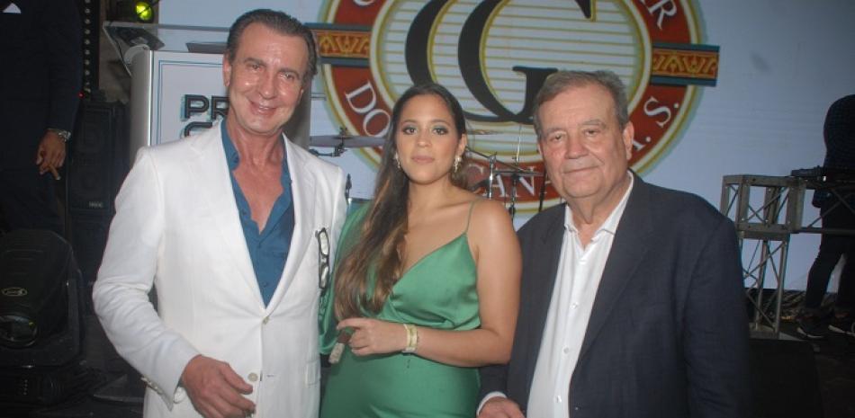 Litto Gómez, Nirka Reyes y Hendrik Kelner, presidente de Procigar.