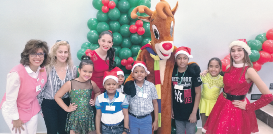 Diversión: Niños de la unidad de Onco-Hematología, junto a voluntarias de la Plaza de la Salud.