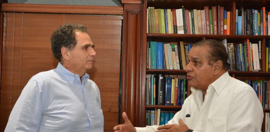 Visita. José Miguel González Cuadra conversa con el director de Listín Diario, Miguel Franjul.