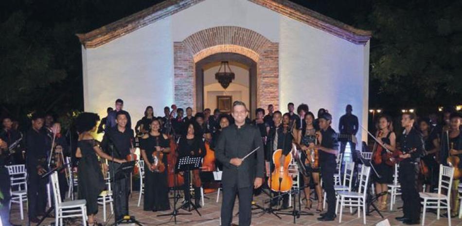 Talentos. Guillermo Mota, director titular de la Orquesta Sinfónica Juvenil, junto a los músicos.