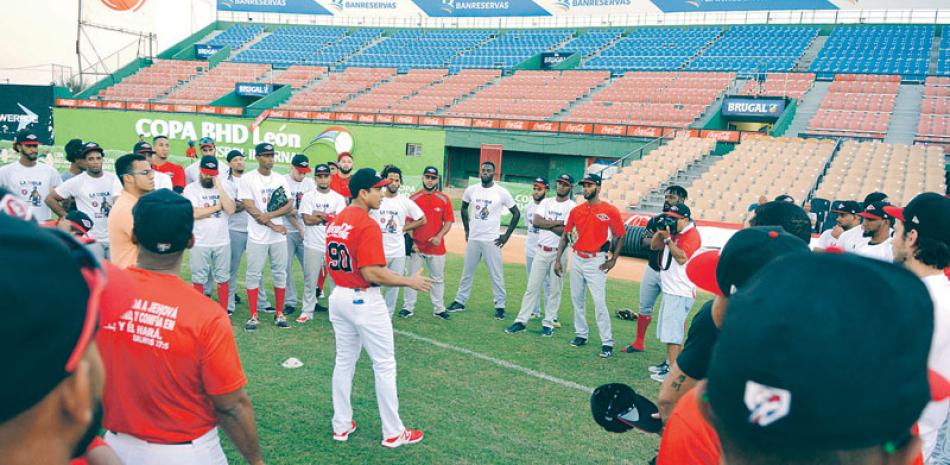Luis Rojas, dirigente de los Leones del Escogido, conversa con los jugadores previo a los entrenamientos realizados este miércoles en el estadio Quisqueya Juan Marichal.