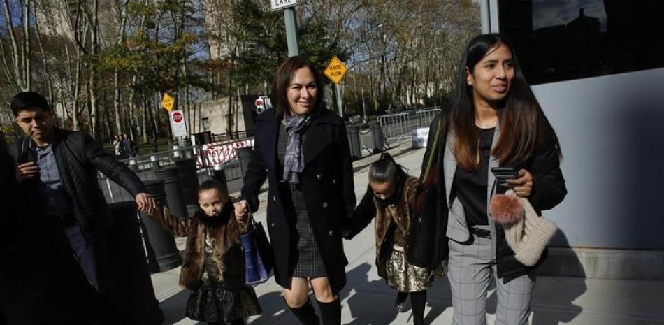 Unas niñeras sacan a las hijas de "El Chapo" miércoles 8 de noviembre de 2017, de un tribunal en Brooklyn, uno de los condados de Nueva York (EE.UU.). EFE/Archivo