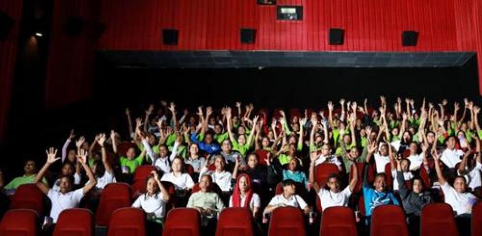 Participación. Parte de los 132 jóvenes que se dieron cita en el cine para disfrutar de la película.