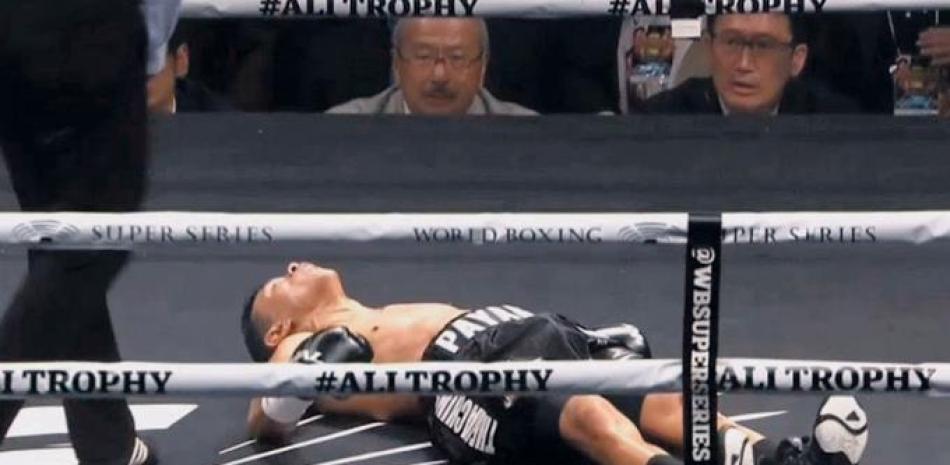 El ex campeón JC Payano duerme sobre la lona tras recibir un duro KO1 en Japón.