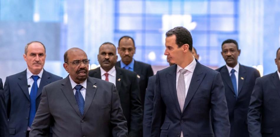 Omar al Bashir, izquierda. Foto AFP