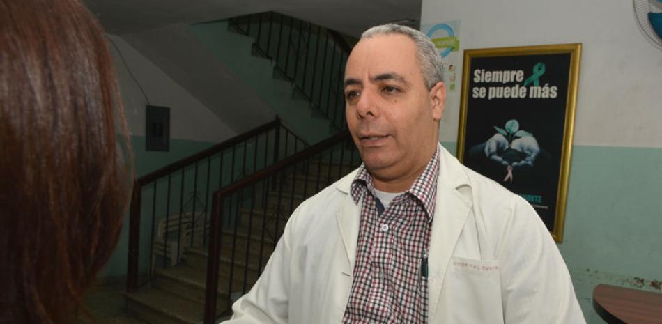 El doctor Alejandro Guzmán, del Servicio de Atención a Personas Agredidas por Animales instalado  por el Servicio Nacional de Salud (SNS) en la capital.