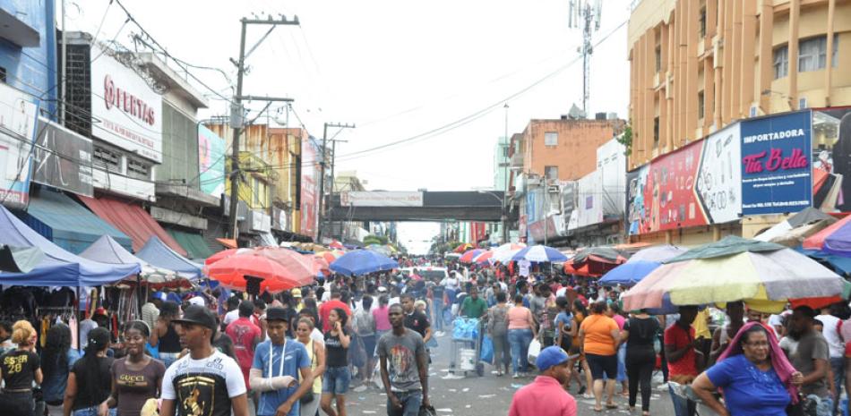Compras. La avenida Duarte ha estado durante estos días muy frecuentada por compradores.