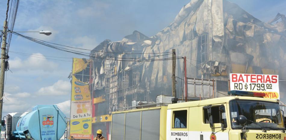 Varias unidades de los bomberos fueron utilizadas para sofocar el siniestro que se produjo ayer en una tienda de Santo Domingo Oeste.