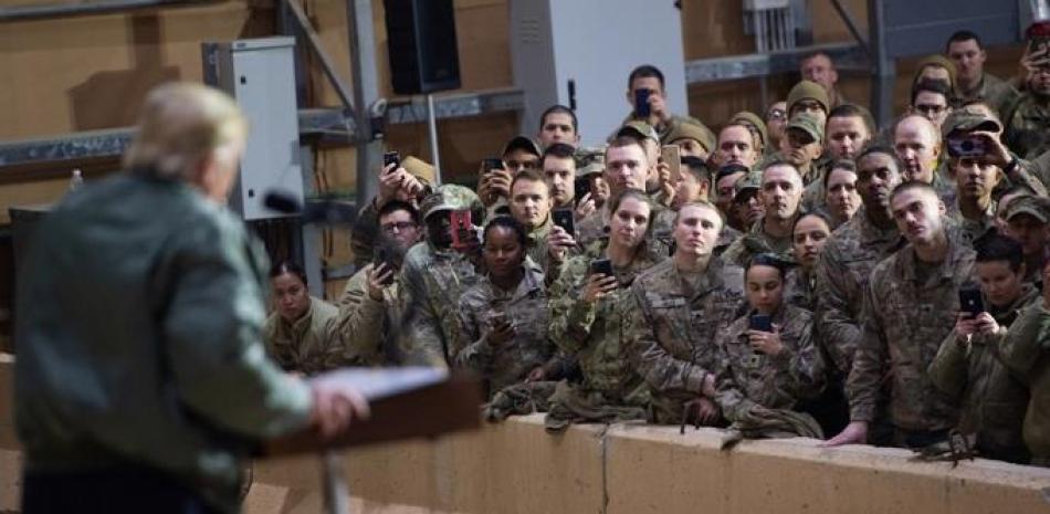 Trump durante su visita a la sede militar de Estados Unidos en Irak. Foto de la agencia AFP.