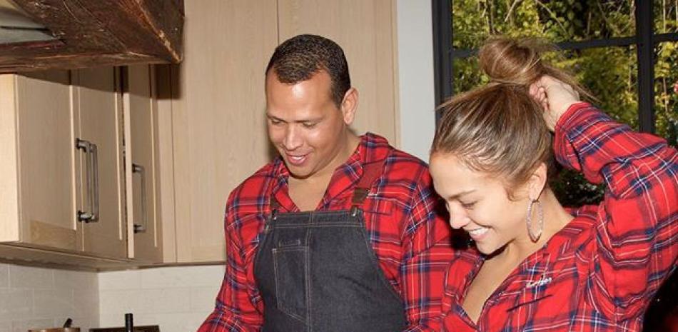 Alex Rodríguez sirve su “especialidad” como cocinero a su pareja, Jennifer López