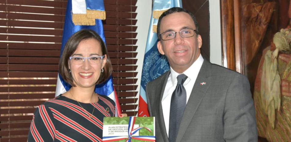 El ministro Andrés Navarro y Luciana Mermet, del PNUD.