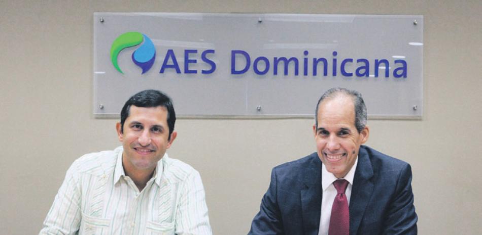 Acto. Roberto Herrera, presidente de la junta de directores del Fondo de Agua Santo Domingo y Edwin de los Santos, presidente de AES Dominicana y de DPP.