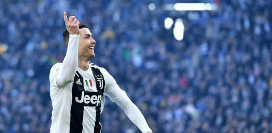 El jugador de la Juventus, Cristiano Ronaldo, celebra después de marcar el gol 1-0 durante el partido de fútbol de la Serie A italiana entre la Juventus FC y la UC Sampdoria en el estadio Allianz en Turín, Italia.