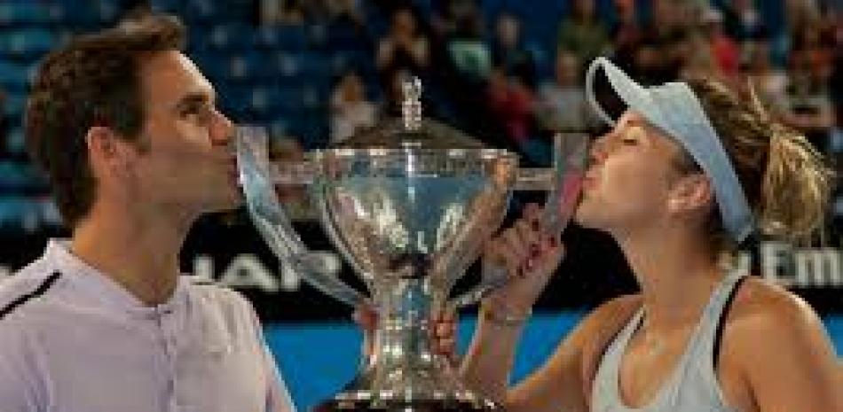 Roger Federer y Belinda Bencic con el trofeo de la Copa Hopman.
