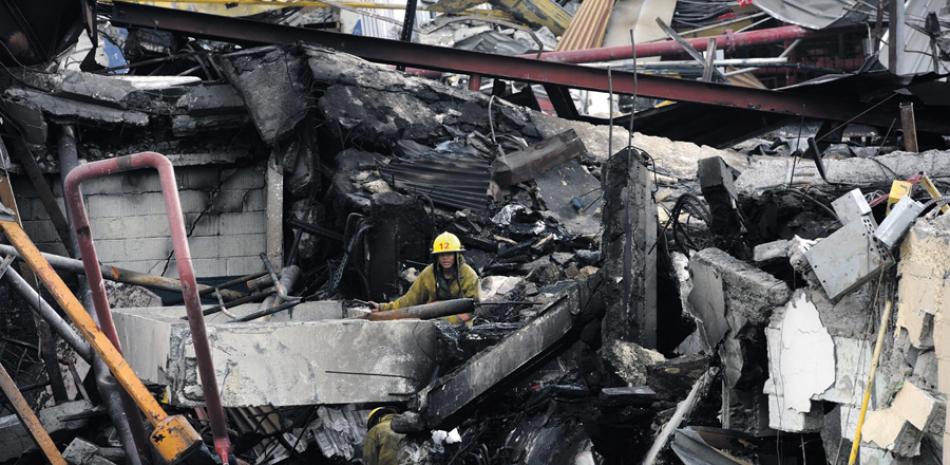 Explosión. Uno de los hechos más trascendentales del año que concluye esta medianoche fue la explosión por un escape de gas en la empresa Polyplas. El fotorreportero Jorge Cruz captó el momento en que un socorrista emergía de los escombros. La tragedia provocó ocho muertes y casi un centenar de heridos, además de que afectó alrededor de 50 viviendas.