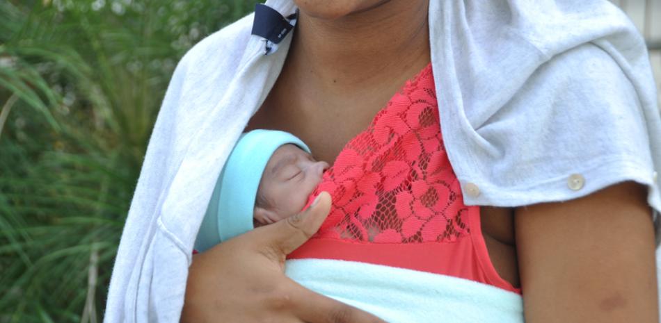Ventaja. El programa permite que la madre brinde calor a su hijo piel con piel, lo que contribuye a que avancen con mayor rapidez cuando nacen prematuros o con bajo peso.