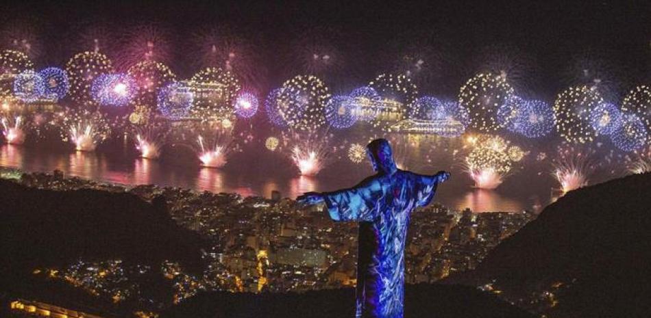 BRASIL. El Reveillon, la tradicional fiesta de Año Nuevo que la ciudad brasileña de Río de Janeiro organiza en su icónica playa de Copacabana, atrajo a un récord de 2,8 millones de cariocas y turistas el pasado lunes.